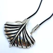 Charger l'image dans la galerie, Collier <em>Viking Ship Keel</em>