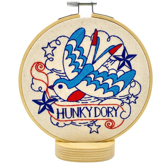 <em>Hunky Dory</em> kit de broderie