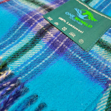 Charger l&#39;image dans la galerie, Écharpe en laine d&#39;agneau tartan &lt;em&gt;One World Together&lt;/em&gt;
