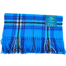 Charger l&#39;image dans la galerie, Écharpe en laine d&#39;agneau tartan &lt;em&gt;One World Together&lt;/em&gt;
