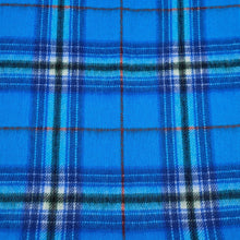 Charger l&#39;image dans la galerie, Écharpe en laine d&#39;agneau tartan &lt;em&gt;One World Together&lt;/em&gt;
