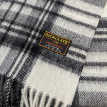 Charger l&#39;image dans la galerie, Écharpe en laine d&#39;agneau tartan &lt;em&gt;Stewart Grey Dress&lt;/em&gt;
