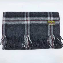 Charger l&#39;image dans la galerie, Étole en laine d&#39;agneau tartan &lt;em&gt;Thompson Charcoal&lt;/em&gt;
