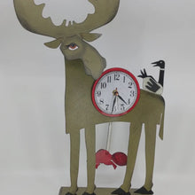 Charger et lire la vidéo dans la visionneuse de la Galerie, Horloge avec pendule &lt;em&gt;Moose, Goose &amp; Beaver&lt;/em&gt;
