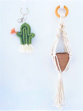 Charger l&#39;image dans la galerie, &lt;em&gt;Kit de porte-plante macramé et cactus &lt;/em&gt;

